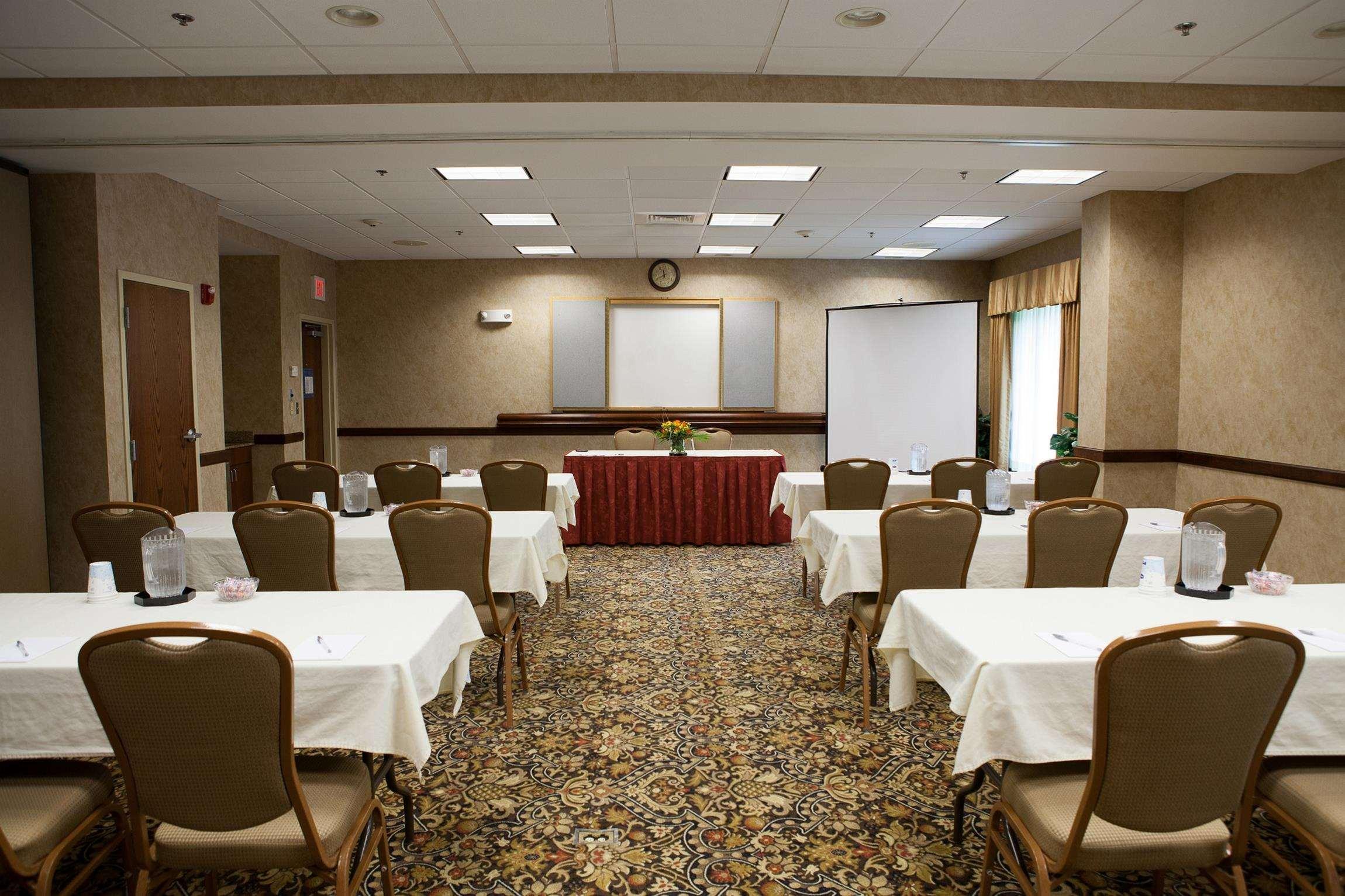Hampton Inn Raynham-Taunton Бизнес фото